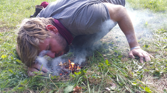Feuermachen gehört zu den grundlegenden Wildnis-Fähigkeiten und erfordert viel Vorbereitung und Geduld.