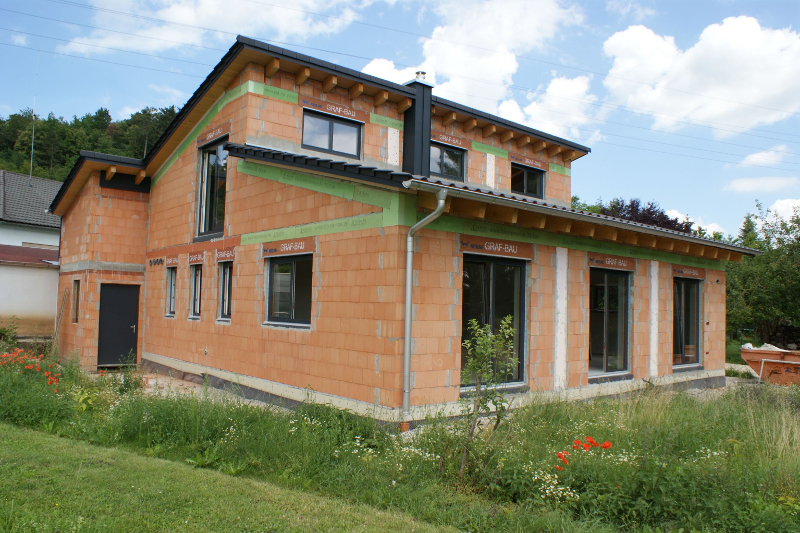Ein Einfamilienhaus aus holzfasergefüllten Mauerziegeln als Ausdruck nachhaltiger Lebensweise (Bild: UNIPOR, München). 