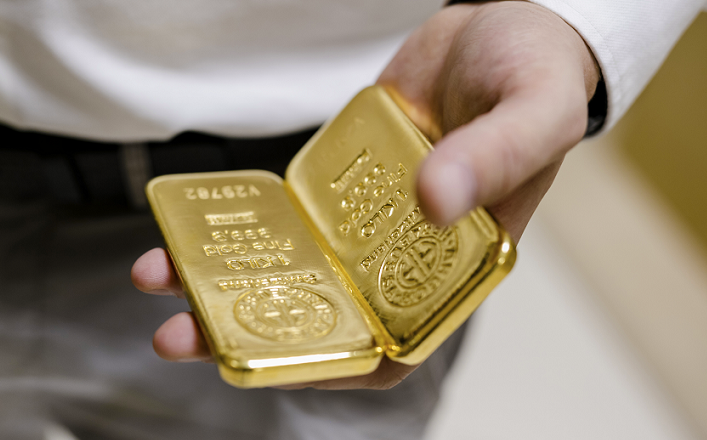 Why Are Large and Small Investors Increasing Their Physical Gold Holdings?
