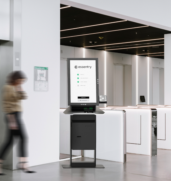 Der essentry Self-Service Kiosk ermöglicht ein vollständig automatisierten Check-in inklusive Identitätsverifikation.